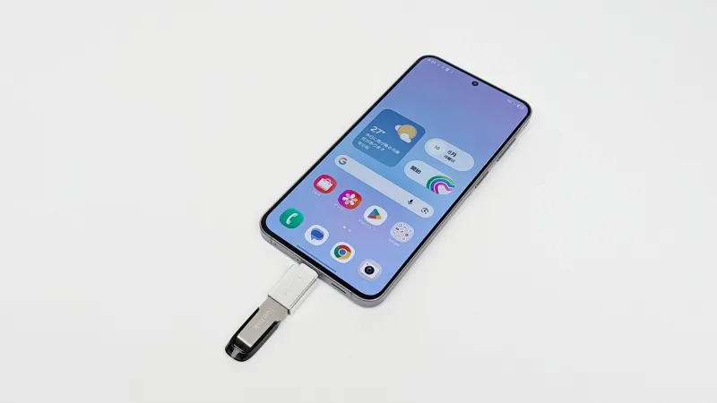 変換アダプタを付けたUSBメモリを挿すだけで自動認識で使える!