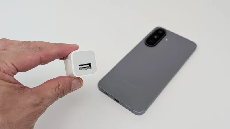 ずいぶん前のiPhoneに付属していた充電器で充電