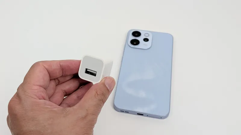 ずいぶん前のiPhoneに付属の充電器で充電
