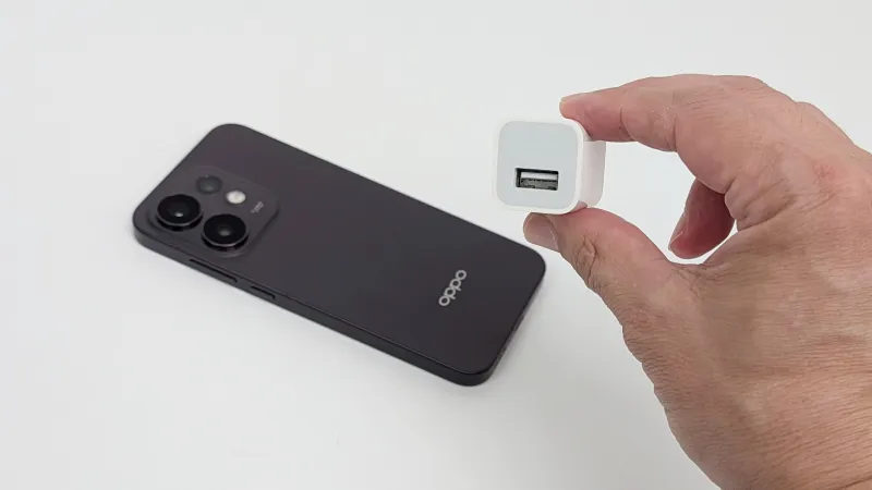 ずいぶん前のiPhoneに付属していた充電器で充電