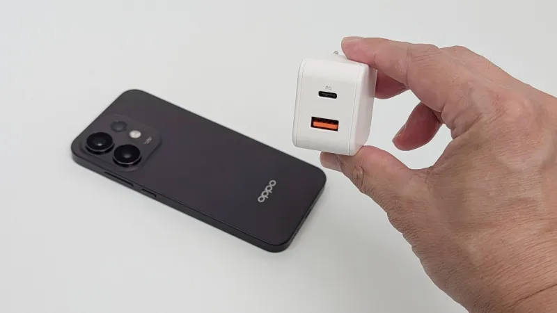 無印良品の20W USB PD対応の急速充電器で充電