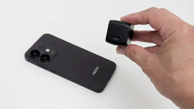 CIOの65W USB PD PPS出力対応の急速充電器で充電