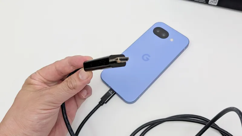 HDMI端子を外部ディスプレイに接続