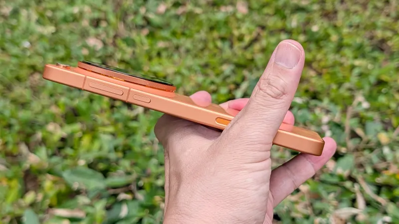 「OPPO Find X9 Ultra」のサイズと重さをチェック
