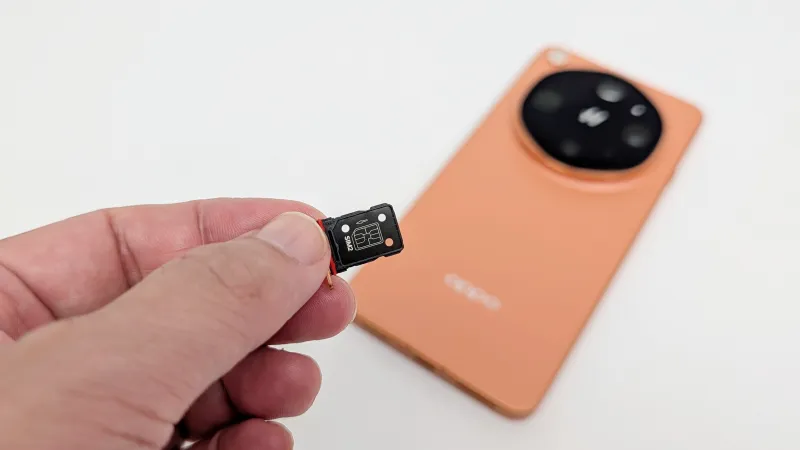 最大2枚のnanoSIMカードを挿すことができる