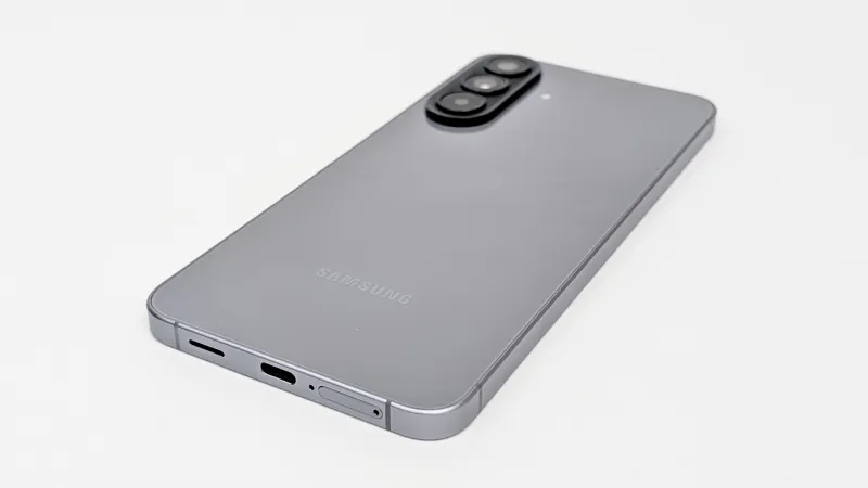 5000mAhバッテリー＆45W急速充電対応！ワイヤレス充電は非対応！
