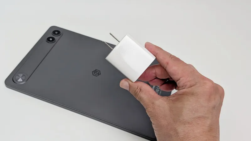 20W充電対応のACアダプターが同梱