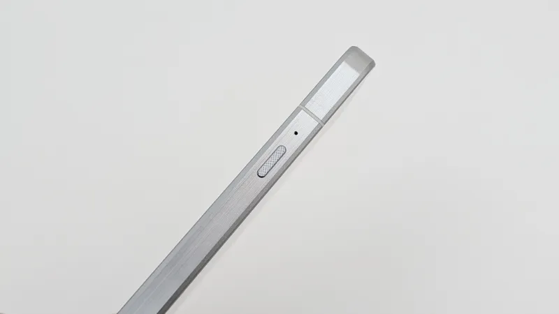 ボディ左側面にアクションキーを搭載