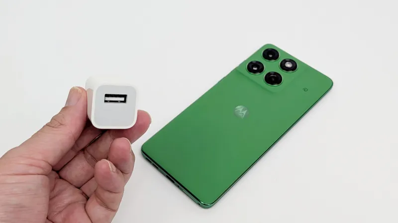 昔のiPhoneに付属していた充電器で充電