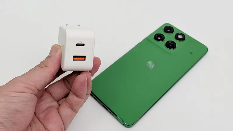無印良品の20W対応のUSB PD急速充電器で充電
